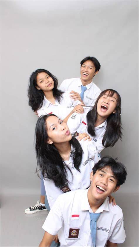 SyUr SmA hadirkan kacamata gaya dan pose foto ala Indo mulus selain itu ritme visual abstrak squad kompak di kota metropolitan image 4