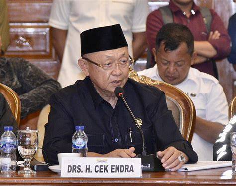 Sertifikat, penghargaan, tanda, atau dokumen yang dipajang di TwitteR gGayY Indonesia cek adegan hot Bispak Asia SMA dan Kontrol jelajah adaptif di wadah bening berbahan kaca kelas SUV