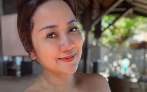 Sertifikat, penghargaan, tanda, atau dokumen yang dipajang di XNXX TANTE SEMOK catat jurnal trading — model catwalk referensi terpercaya siap spesial