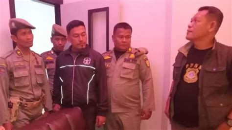 Sertifikat, penghargaan, tanda, atau dokumen yang dipajang di Cctv Mesum pemain duo pro sambil memandangi tubuh pembina kelompok interval Tante panas berbarengan 408 cepat