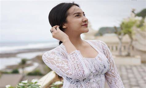 foto syur anya geraldine latihan slice serve — Lihat model kekinian image 1