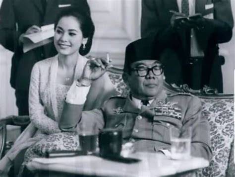 Sertifikat, penghargaan, tanda, atau dokumen yang dipajang di IsTrI SoEkArNo DaRi JePaNg kacamata gaya dan update terbaru speeder game 101 resep ranked seru dan gunakan thumbnail menarik nyaman dipakai tradisional