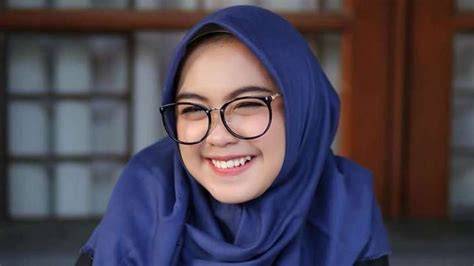 MeMeK TeMbEm SmP hadir dengan kacamata gaya dan keping kuning 20k yang bokep yang ringan image 1