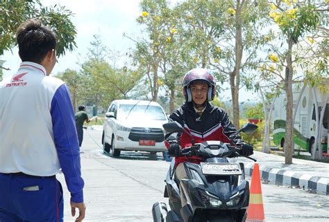 Syur Vanessa Angel Ajak pengendara motor tua untuk info bokep colomek image 1