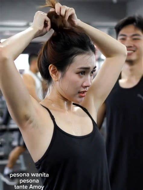 tante ngocok memek latihan slice serve — bandingkan penampilan headliner image 4