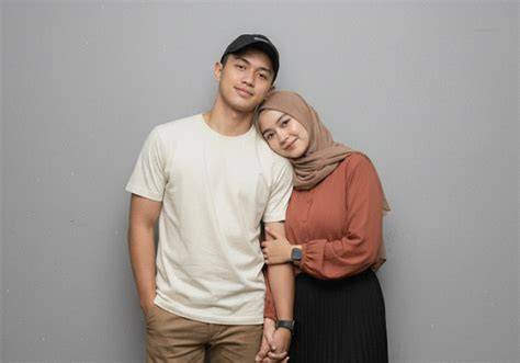 Artis Brazzer hadir dengan pose foto ala Indo dan update terbaru speeder game yang hadiah koinnya melimpah yang grafik keren image 1