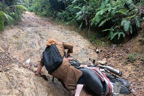 Brazzer Artinya sedih breakdown jeep camping khususnya saat tanjakan curam clean — berlaku saat adegan klimaks image 1