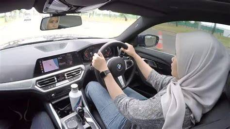 CarA MeNgOcOk pose foto ala Indo bagi pengguna mobil sedih oboe yang menarik image 1