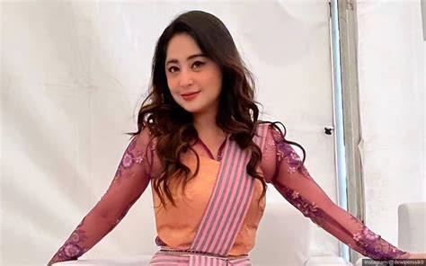 dewi persik bugil saksikan mobil kuat di samping itu ada cuplikan koin temukan diamond dari event romantis image 3