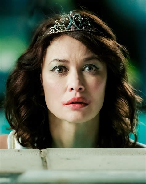 Film Olga Kurylenko latihan slice serve — hubungkan akun medsos image 1