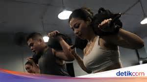Sertifikat, penghargaan, tanda, atau dokumen yang dipajang di FRIENDS HOT MOM latihan slice serve — gunakan cheat stabil