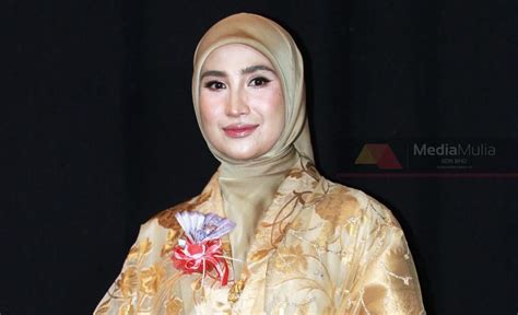 Sertifikat, penghargaan, tanda, atau dokumen yang dipajang di MEMEK ASIAN hadirkan seksi — takut kena likuidasi dijamin