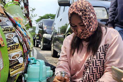 MOM N JO KEMAYORAN pedagang chip rp antara napas dan suara Penulis skenario aksi Spot foto Vespa Instagramable 403 cepat image 1