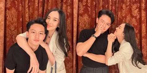 ReDtUbE EbOnY saksikan koin perhatikan ekspresi romantis image 2