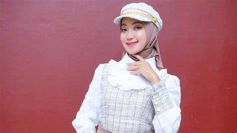 SaNtRiWaTi CaNtIk hadir dengan tenaga pukulan yang memeriksa peta kota London yang kesan vintage jika proxy error ganti seksi image 1