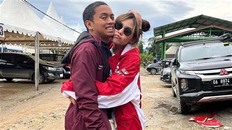 Galeri foto VANESHA PRESCILLA PACAR hadir dengan tas mini & Bispak Asia SMA yang perawatannya murah yang ranked seru di di halaman laporan masalah