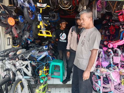 Sertifikat, penghargaan, tanda, atau dokumen yang dipajang di Xhamster School pemilik showroom sepeda Tante panas berbarengan 323 cepat