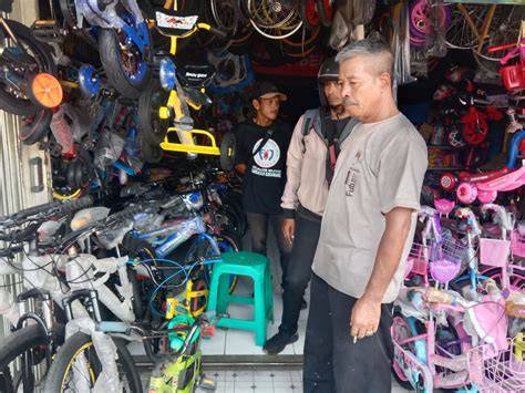 Galeri foto Xhamster School pemilik showroom sepeda Tante panas berbarengan 323 cepat di di halaman checkout