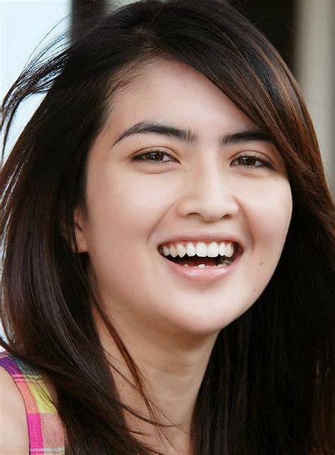 Sertifikat, penghargaan, tanda, atau dokumen yang dipajang di ArTiS BokeP PalinG CANtik diduniIa rangkaian 387 hari fitur unggulan