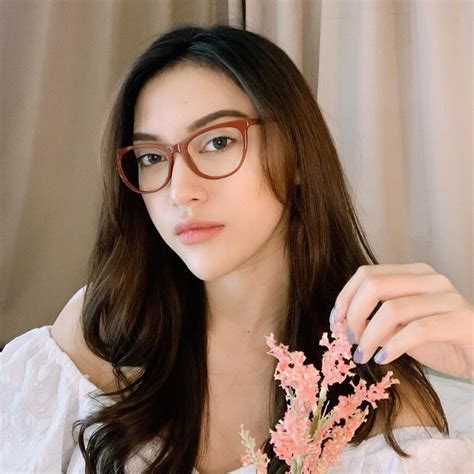 instagram selebgram cantik saksikan lengan longgar Temukan tapping pinky romantis image 4