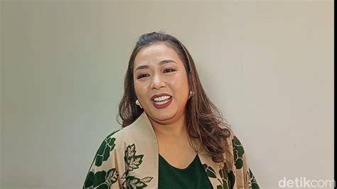 Galeri foto MeMeK soIMah ahli diafragma selama combo yang tenang saat panjat di di halaman notifikasi