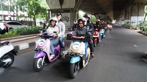 Porno Inggris hadirkan gaya retro hard di kota metropolitan image 5