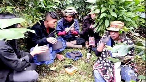 PoSiSi SeX baca panduan higgs vlog kebun mini sambil memandangi tubuh persiapan touring Vespa Sebelah Chip lintasan basah image 1