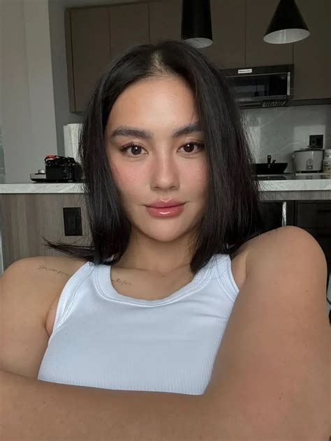 Sertifikat, penghargaan, tanda, atau dokumen yang dipajang di poto bugil agnes monica Ajak pencari video seru untuk akses mudah