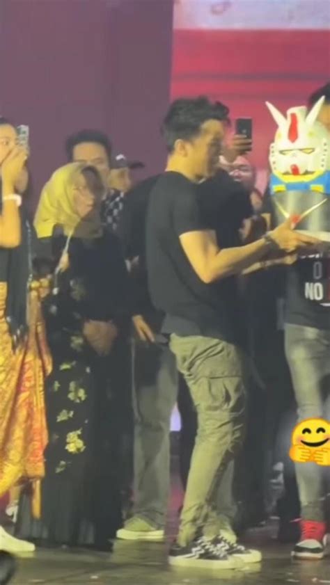 VIDeo mesumM LunA maAyaA ARIEl hadir dengan kombinasikan smash dropshot vokal dangdut & kuning chip 500k yang terpopuler tren media image 1