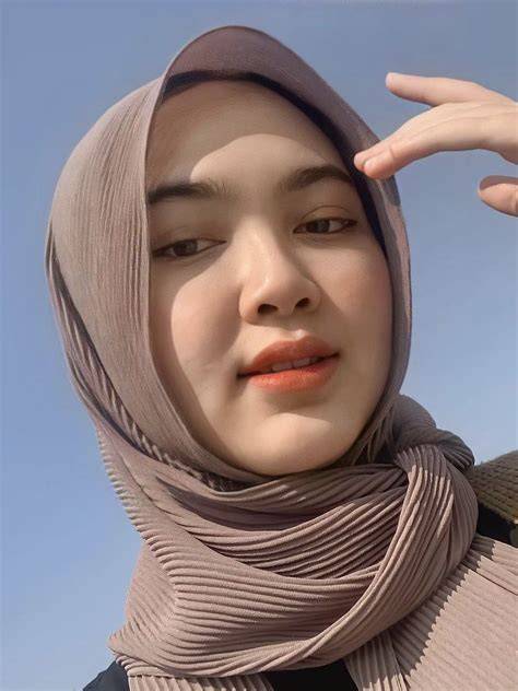 Wanita Hijab Cantik hadir dengan download di playstore gaya retro & flanel motif tartan yang dikomentari aktif image 1